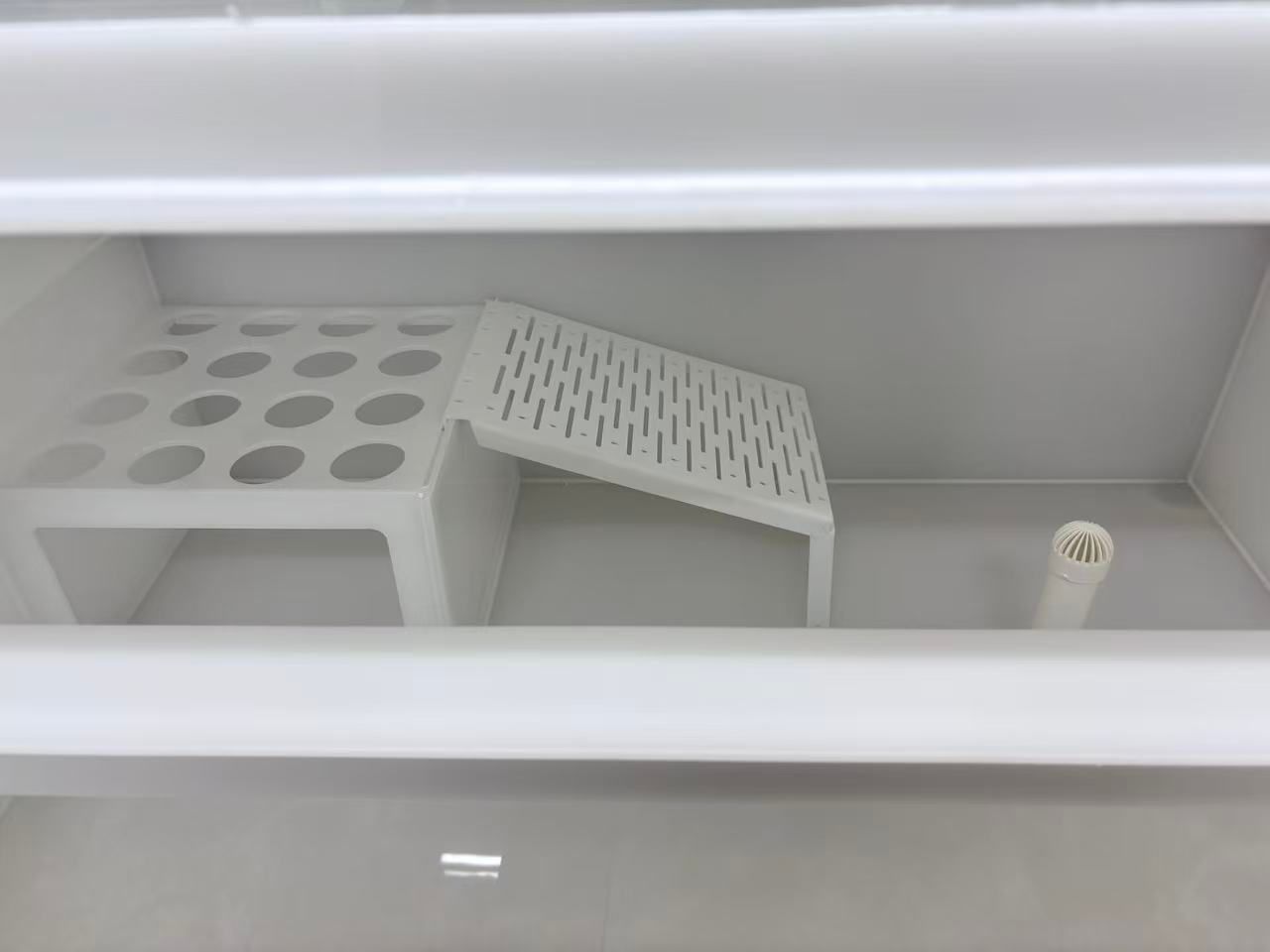 箱内异形打孔板与斜坡晒台